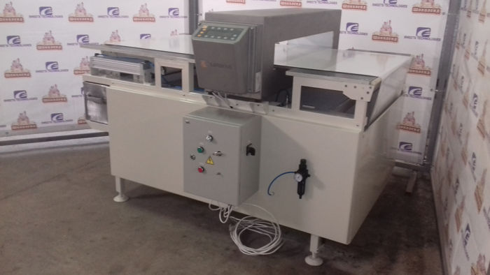 Metal detector conveyor type