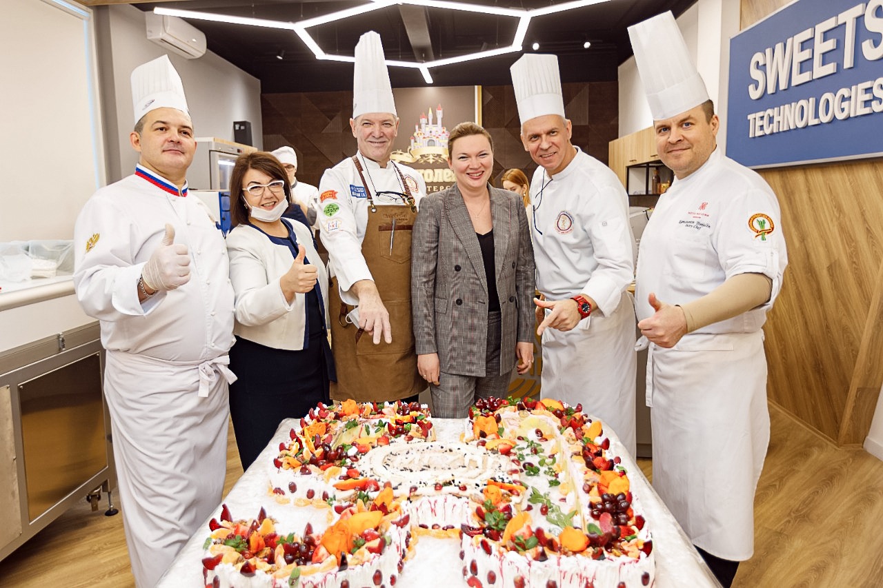 Master class "Cooking an anniversary cake"